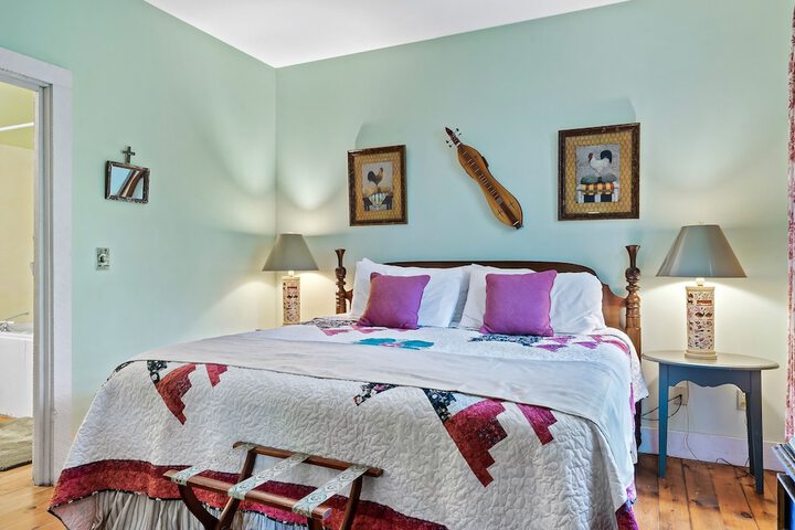 Snug Hug Queen Suite with Fireplace (12 of 131)