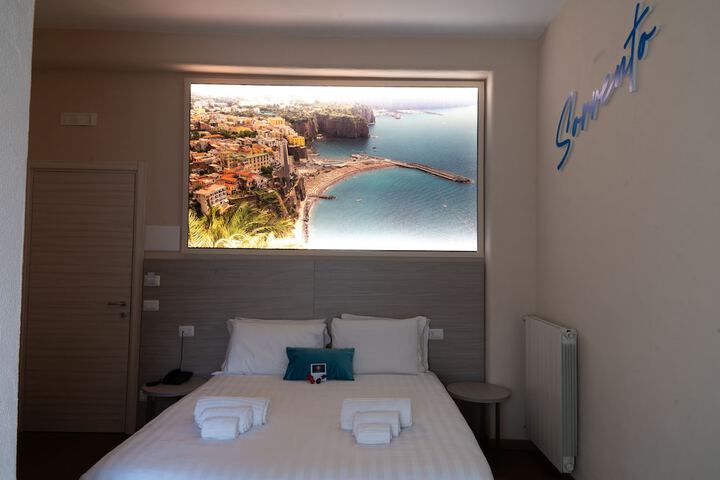 Room 9 of 33