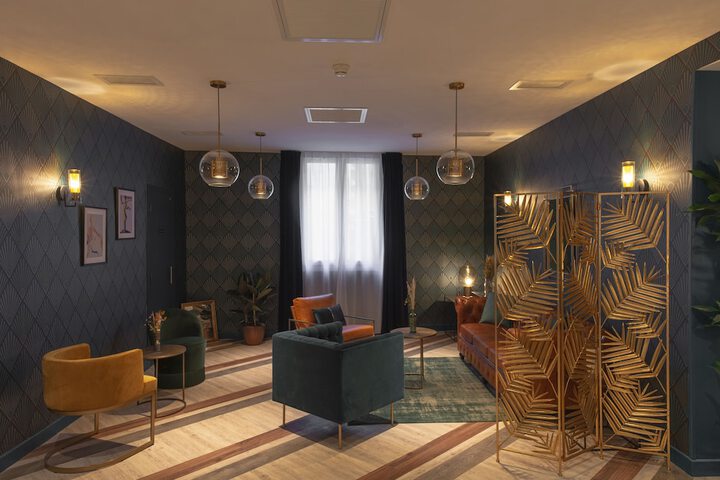 Lounge 37 of 44