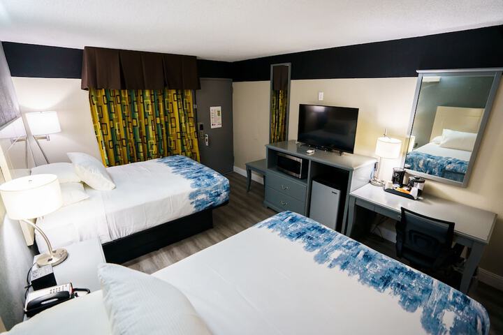 2 Queen Beds Work Desk Work Space Microwave and Refrigerator, Coffee and Tea Maker Full Breakfast (5 of 23)