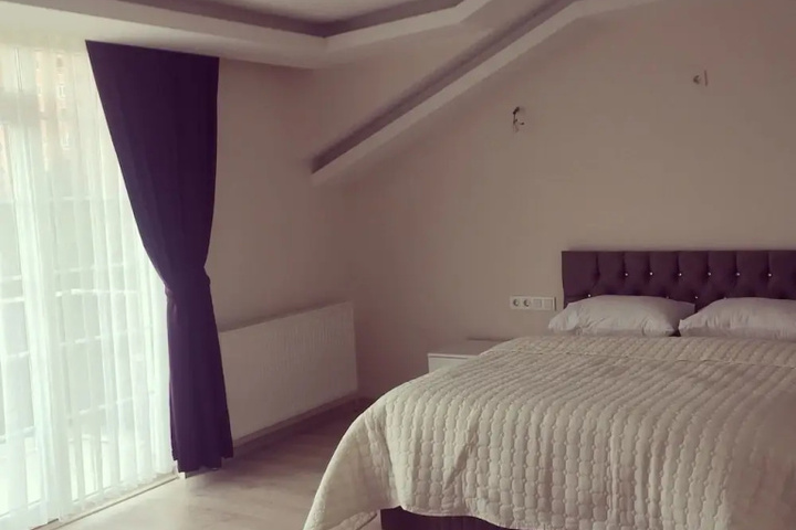 Room 5 of 11