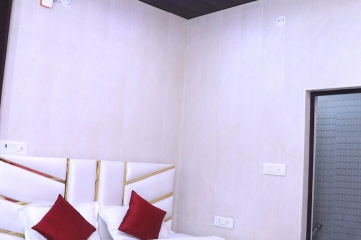 Room 11 of 20