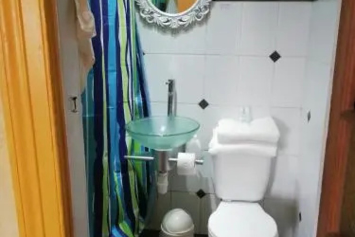 Room 8 of 16