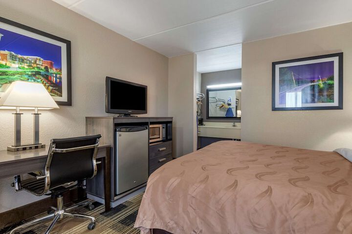 1 Queen Bed (17 of 23)