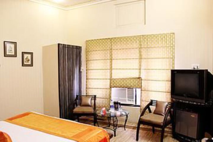 Room 8 of 9