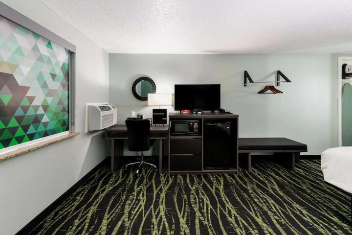 1 Queen Bed (8 of 15)