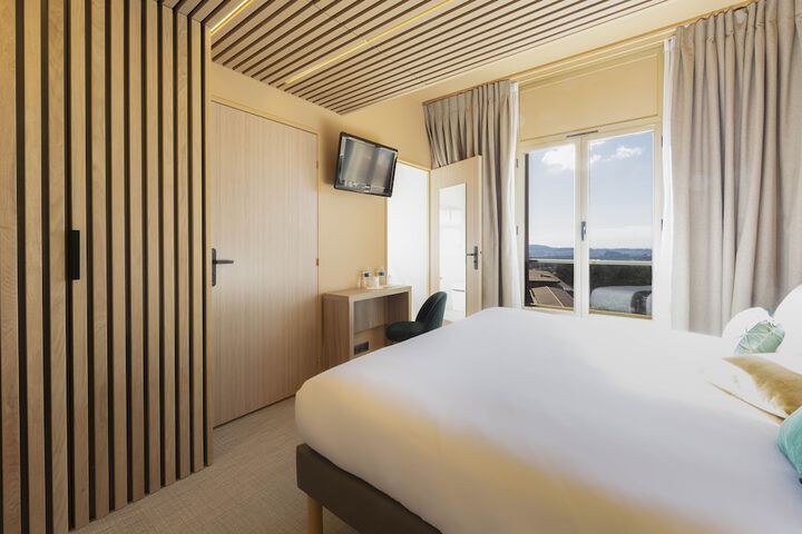 Room 3 of 96