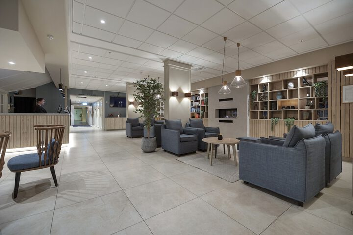 Lobby lounge