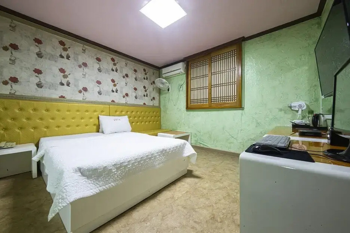Room 6 of 16