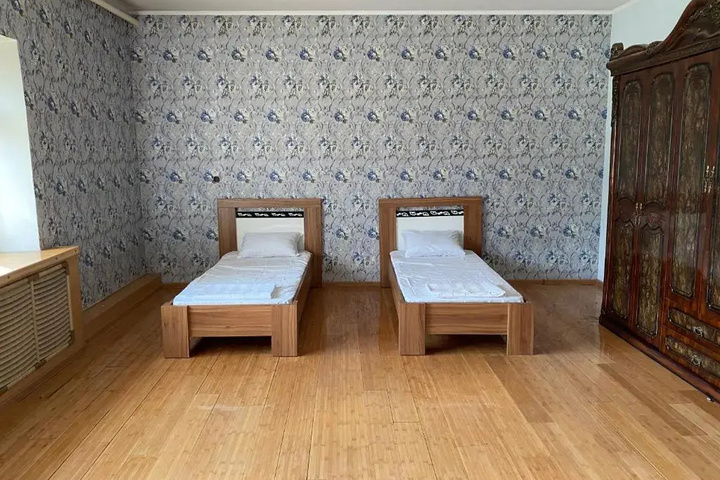 Room 3 of 10