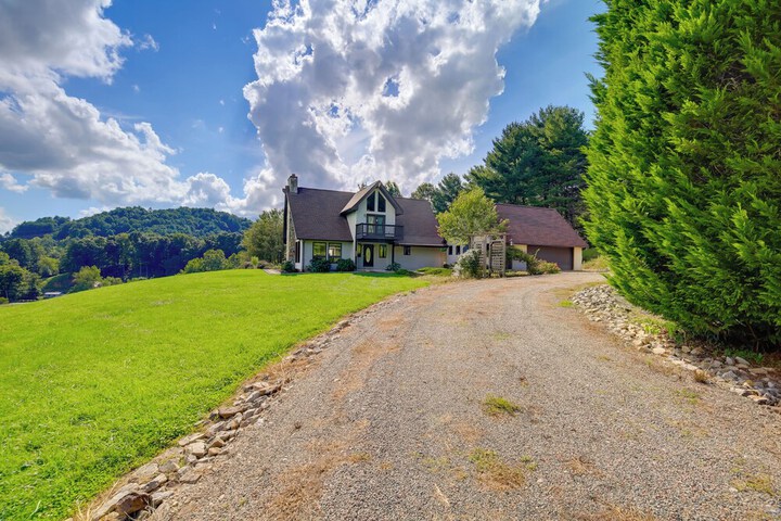 Secluded Mountain City Home w / Deck & Views!