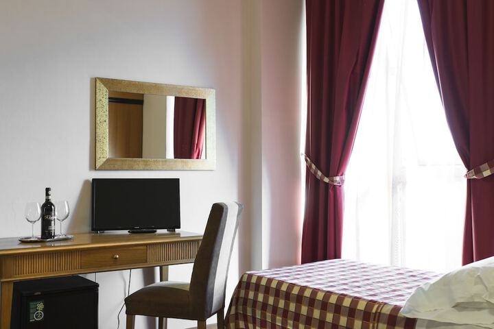 Room 6 of 77