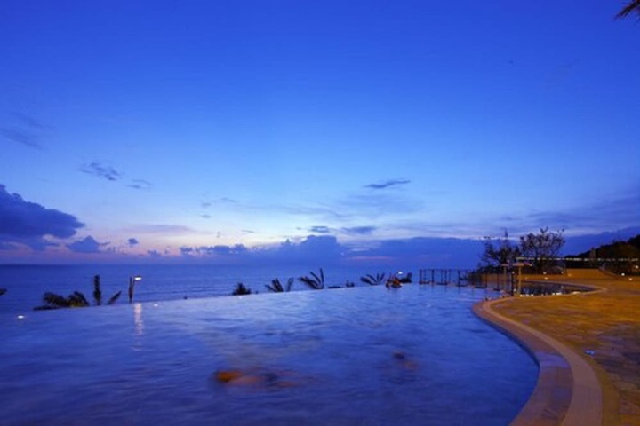 Hotel Pool