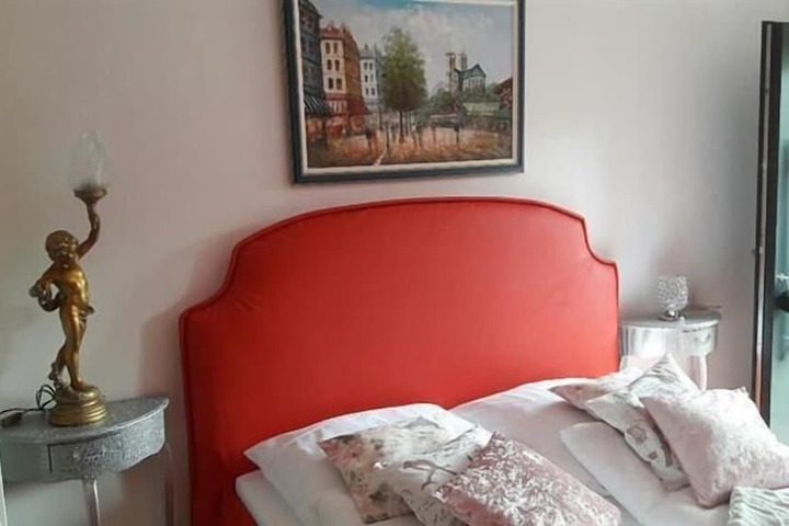 Room 5 of 12