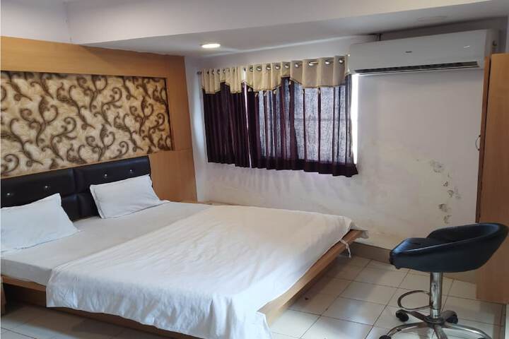 Room 11 of 18