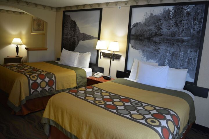 1 Queen Bed Mobility Accessible Studio Suite Bathtub with Grab Bars (17 of 28)
