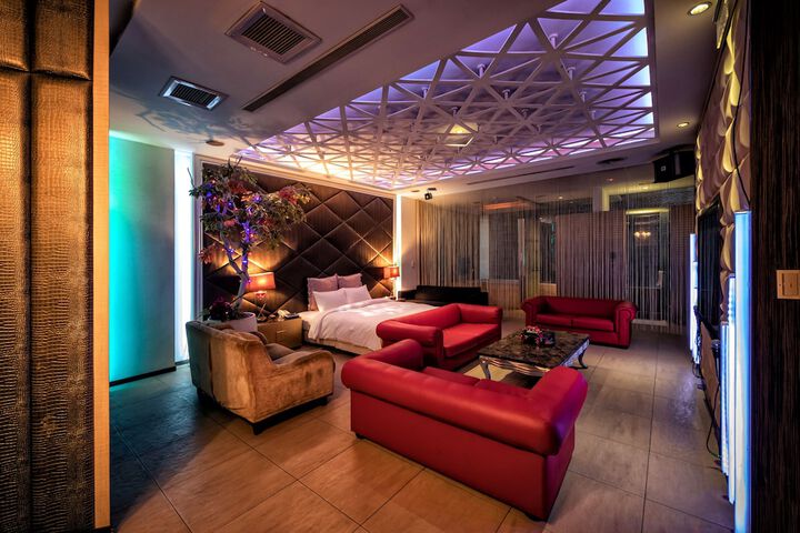 Room 32 of 69