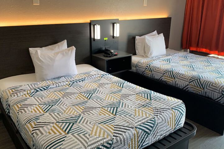 1 Queen Bed (10 of 15)