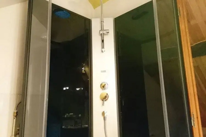 Room 6 of 6