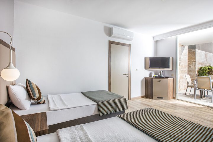 Room 10 of 76