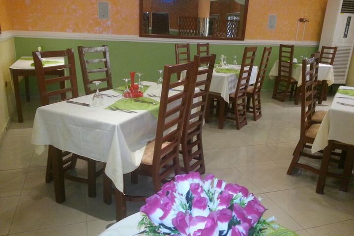 Dining 43 of 52