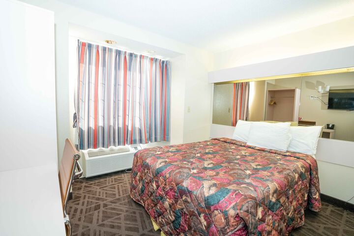 Deluxe Queen Bed (9 of 10)