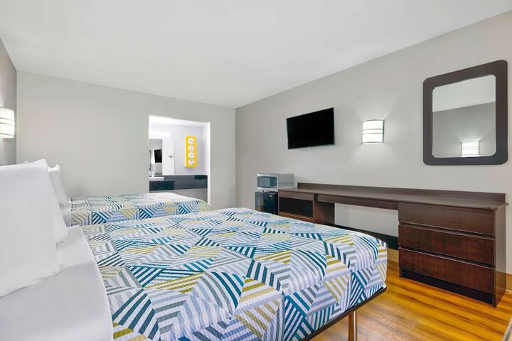 2 Queen Beds (9 of 10)