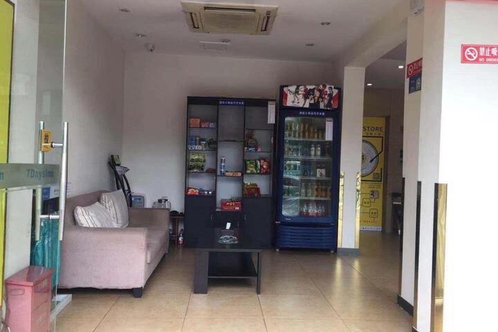Lounge 16 of 19