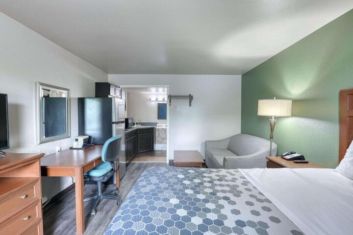 1 Queen Bed Accessible (13 of 13)