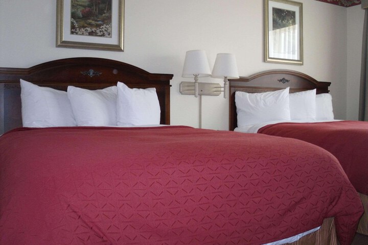 2 Queen Beds (2 of 5)
