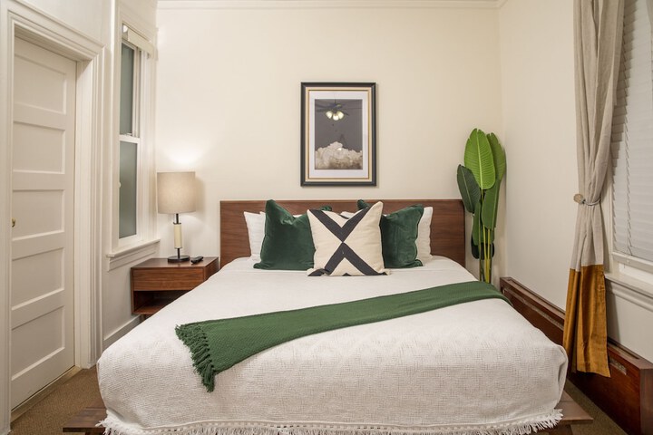 Room 27 of 141