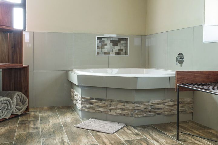 Deep soaking bathtub