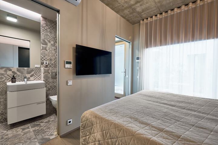 Room 33 of 129