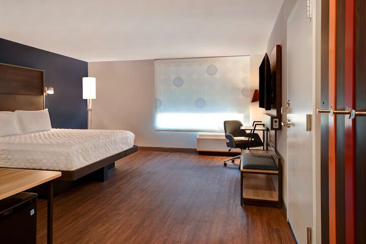 1 King Bed (7 of 18)