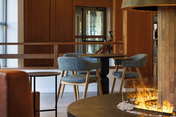 Lounge 136 of 156