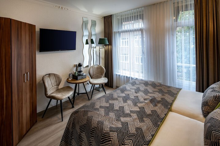 Room 44 of 142
