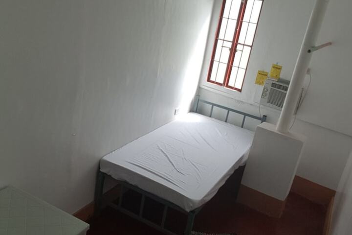 Room 4 of 18