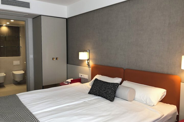 Room 13 of 42