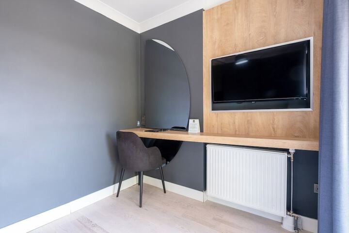 Room 46 of 100