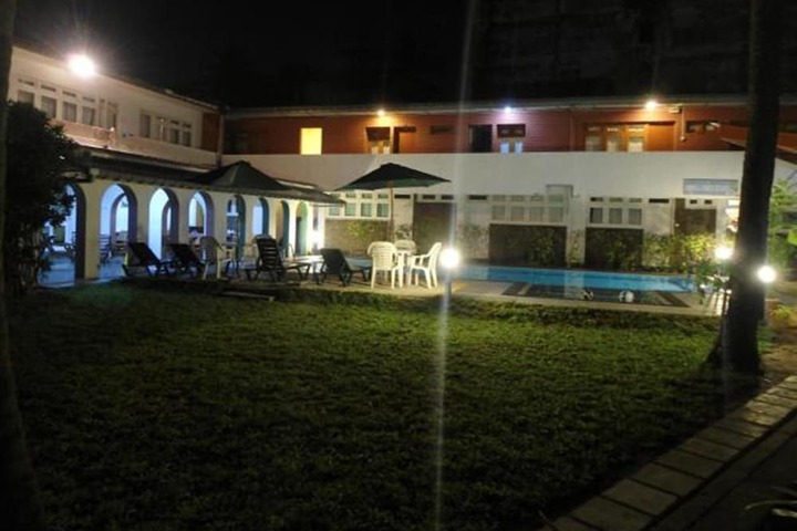 Hotel Exterior 40 of 56