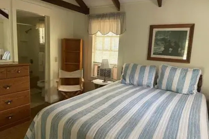 Room 4 of 8