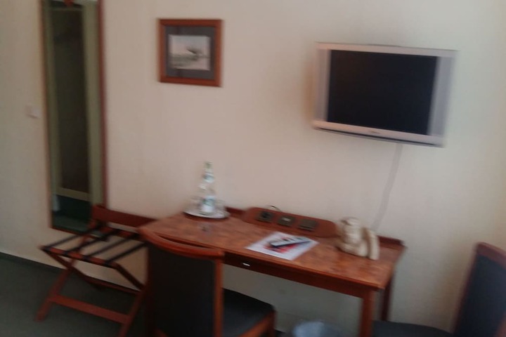 Room 46 of 100
