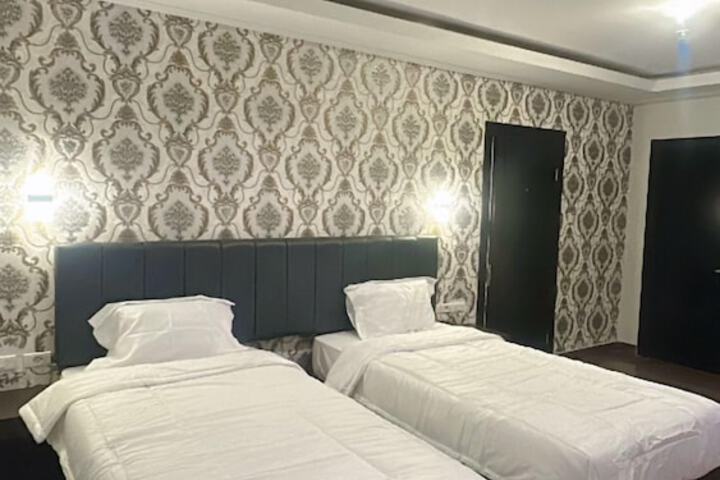Room 6 of 9