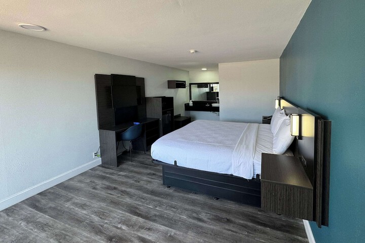 1 King Bed (2 of 2)