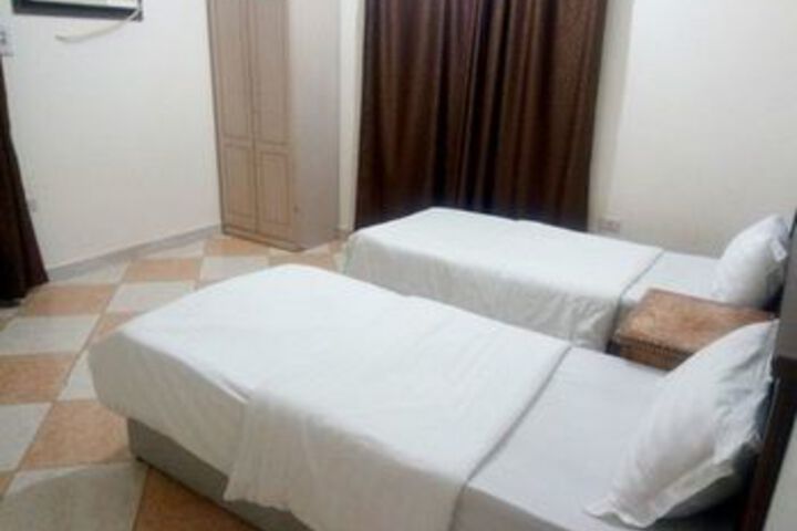 Room 4 of 12
