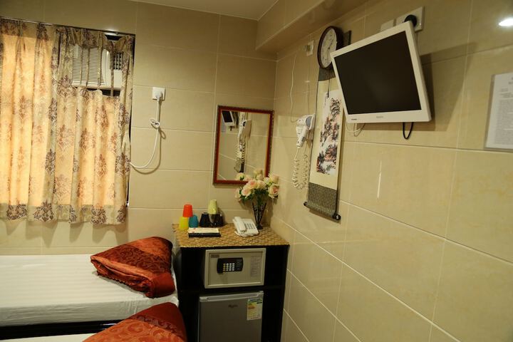 Room 9 of 32