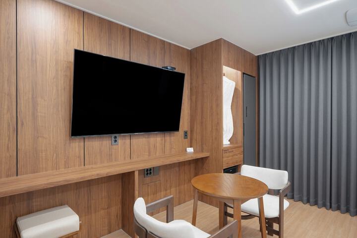 Room 6 of 17