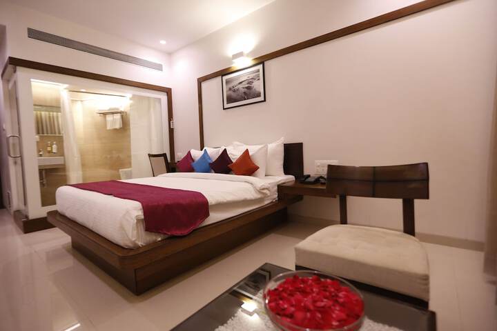 Room 8 of 83