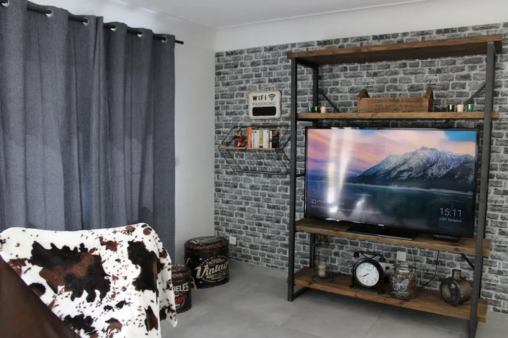 Room 6 of 28