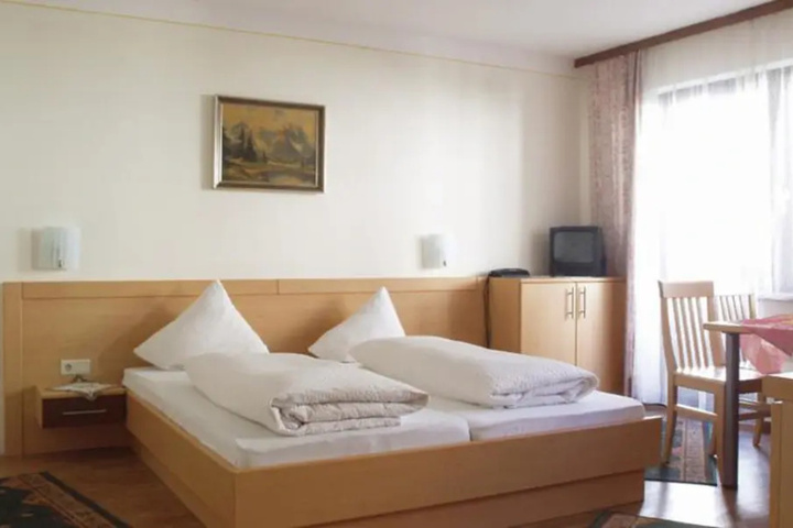 Room 3 of 10